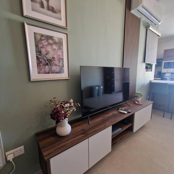 Centrally Located, Well Equipped, Stylish Flat. 세인트폴스베이 외부 사진