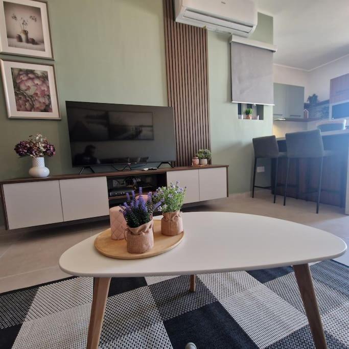Centrally Located, Well Equipped, Stylish Flat. 세인트폴스베이 외부 사진