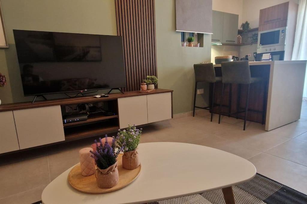 Centrally Located, Well Equipped, Stylish Flat. 세인트폴스베이 외부 사진