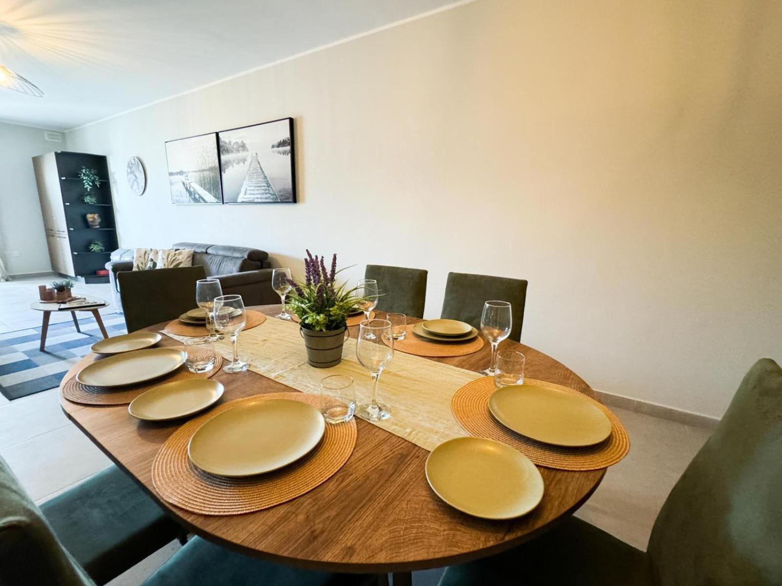 Centrally Located, Well Equipped, Stylish Flat. 세인트폴스베이 외부 사진