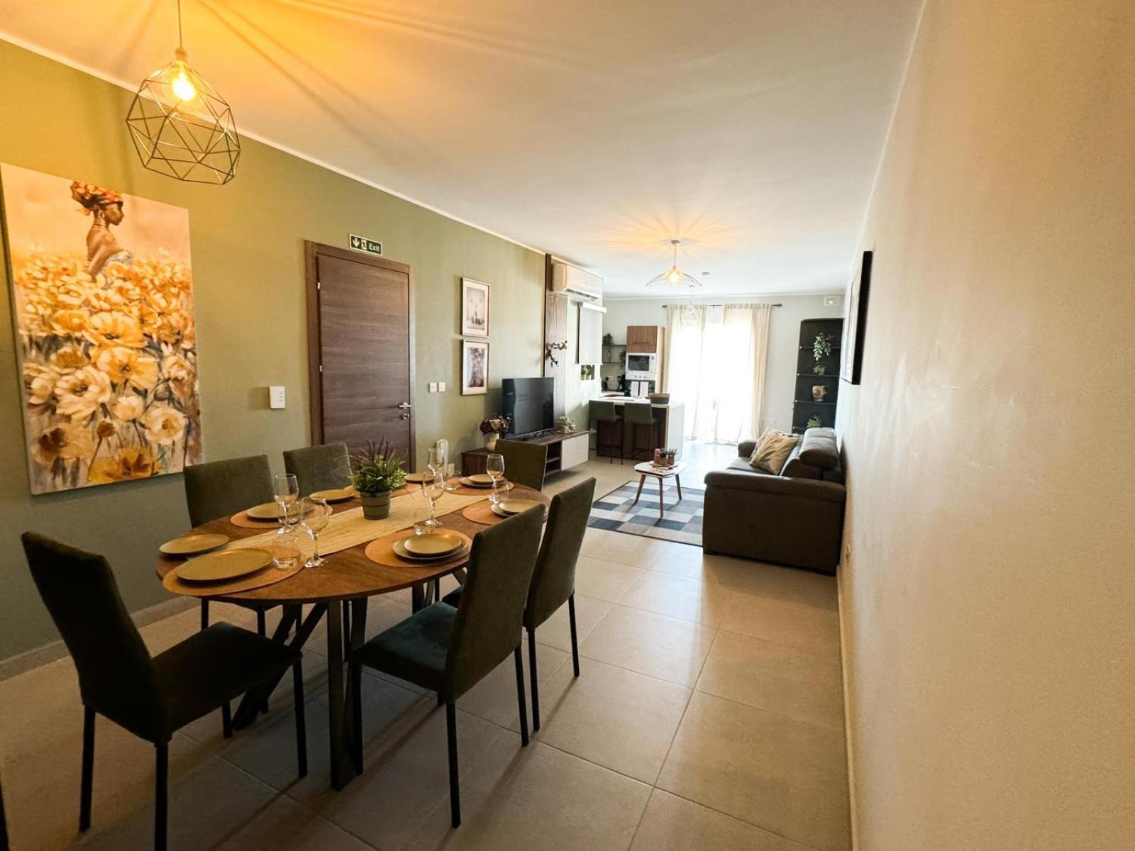 Centrally Located, Well Equipped, Stylish Flat. 세인트폴스베이 외부 사진