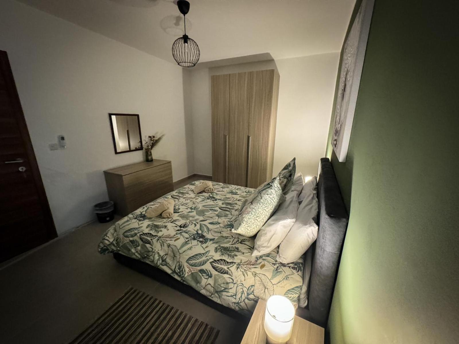 Centrally Located, Well Equipped, Stylish Flat. 세인트폴스베이 외부 사진