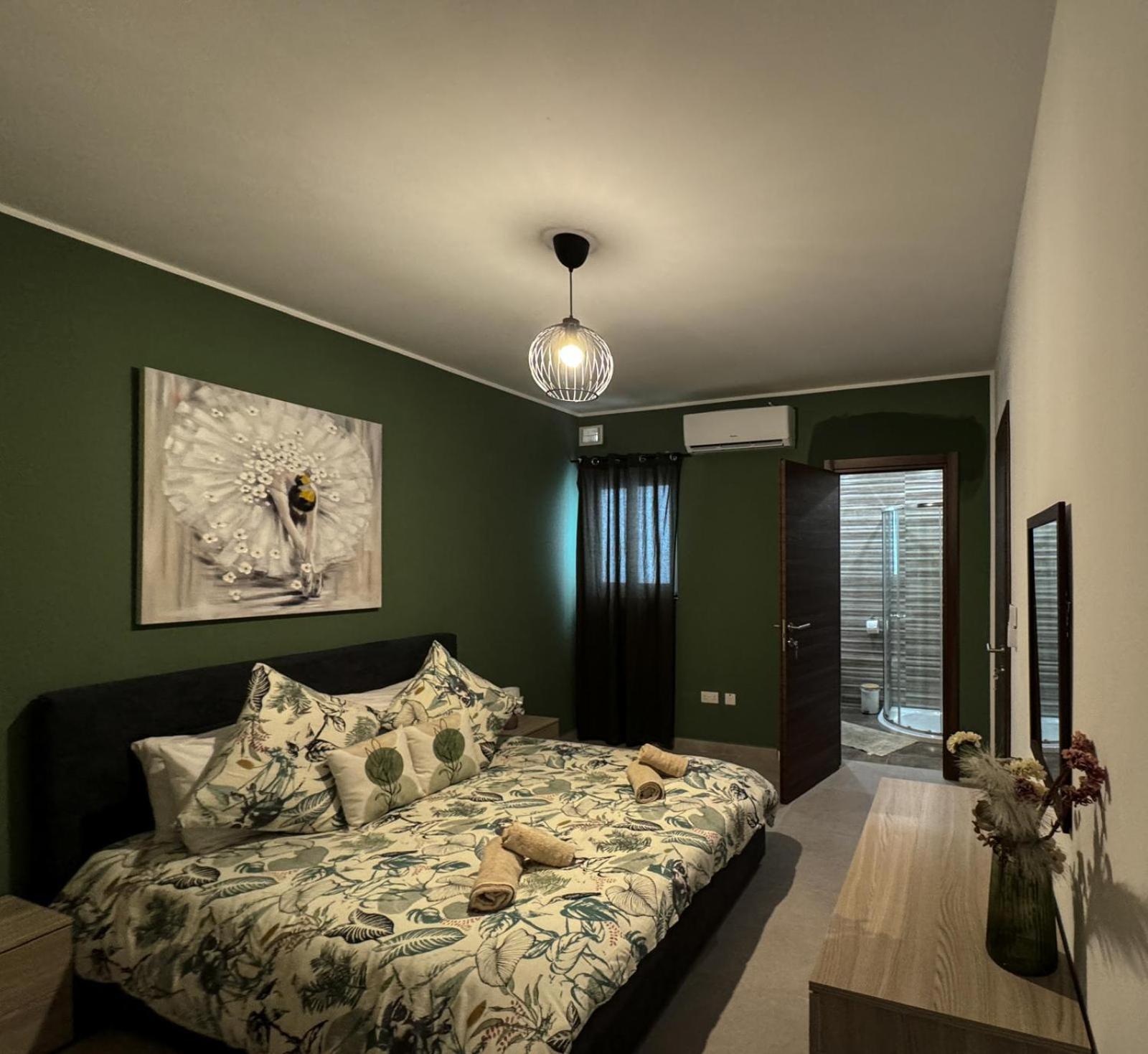 Centrally Located, Well Equipped, Stylish Flat. 세인트폴스베이 외부 사진